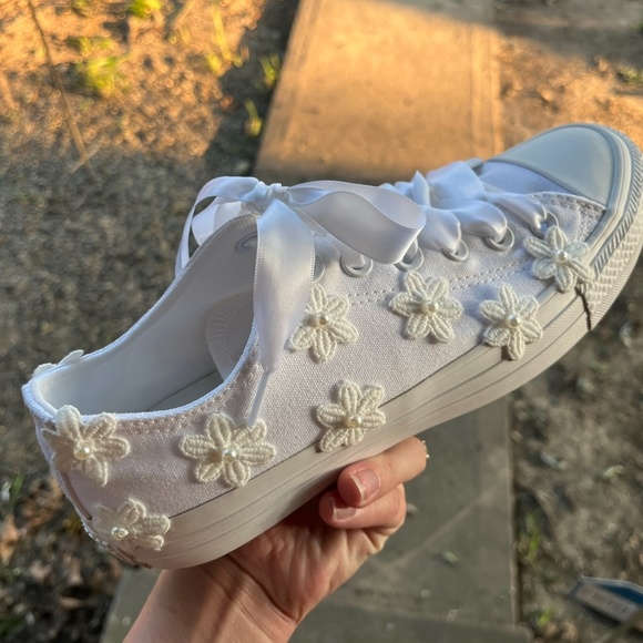 Wedding Shoes - BRAND NEW Decorated Chuck Taylor Converses - Picture 3 of 7